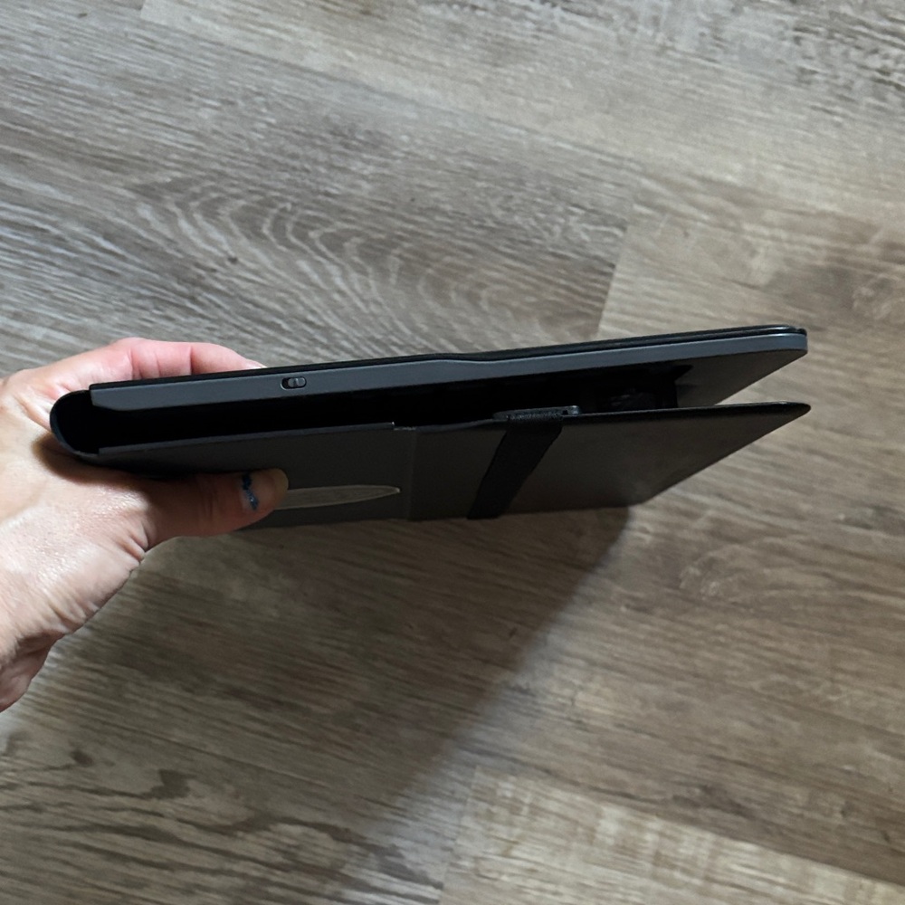Logitech Universal Folio With Keyboard Case - Picture 8 of 11